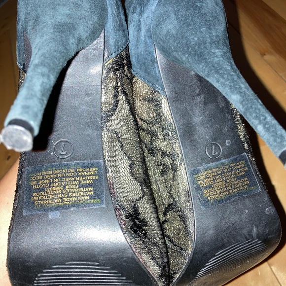 Like new Avon gold heels - Picture 5 of 5